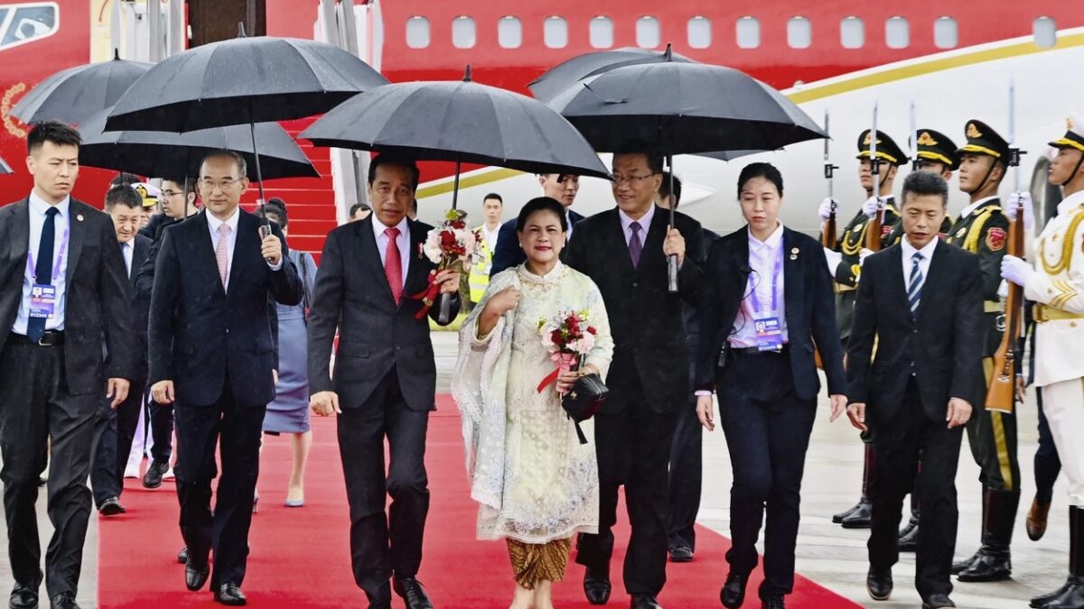 Presidents of Indonesia and China meet to discuss joint projects and regional politics